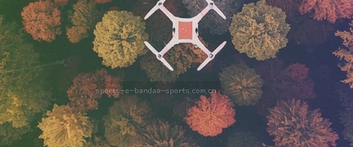 运动轨迹光绘从画面左下斜向右上，荧光青细线与橙色主轨迹交织